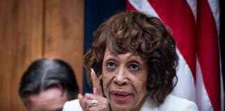 Demonstranten der Demokraten protestieren bei Trumps Memecoin-Dinner demonstranten-der-demokraten-protestieren-bei-trumps-memecoin-dinner