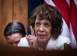 Demonstranten der Demokraten protestieren bei Trumps Memecoin-Dinner demonstranten-der-demokraten-protestieren-bei-trumps-memecoin-dinner